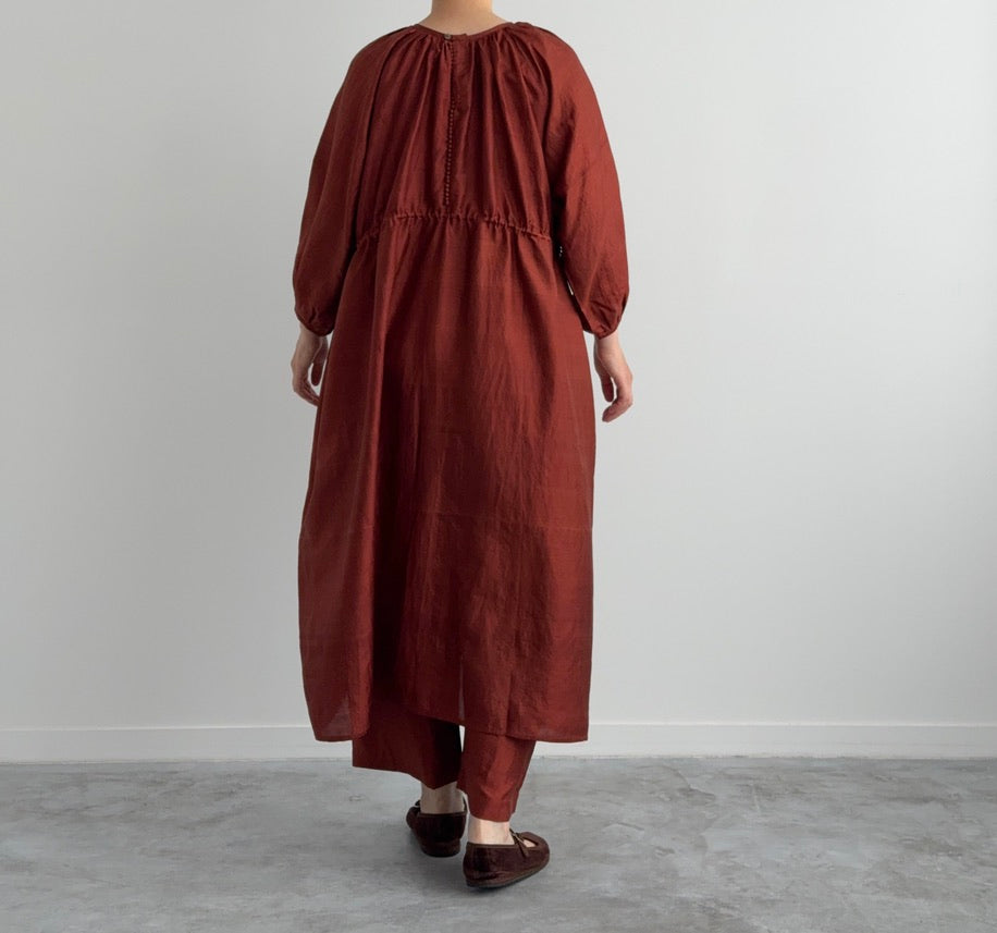 BACK BUTTON DRESS ( MADDER BROWN)