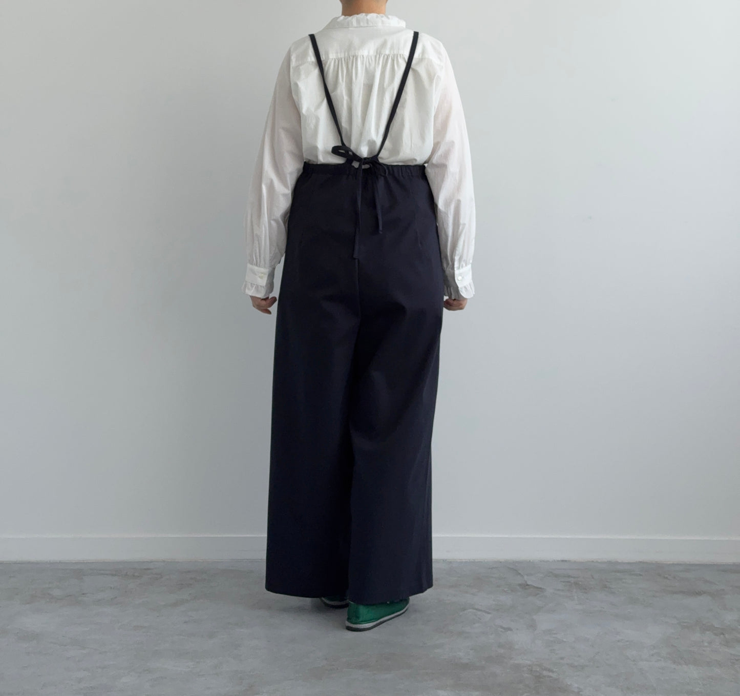 ピンタックとレースのブラウス　Porter des boutons　ポルテデブトン　通販　取扱店　着画　後ろ姿
