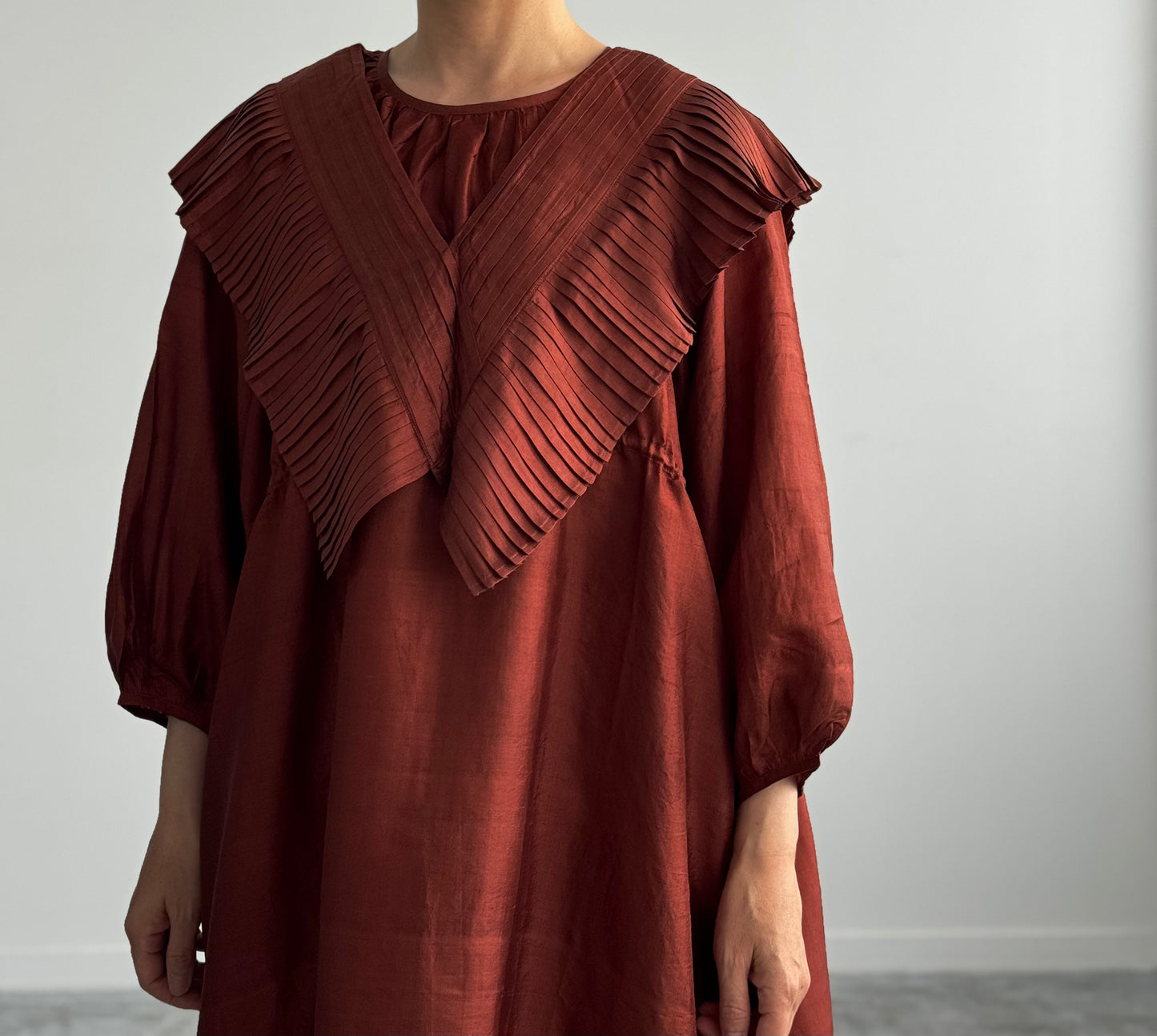 TUCK RUFFLE COLLAR (MADDER BROWN)　BUNON 　ブノン　つけ襟　広島　通販　着画