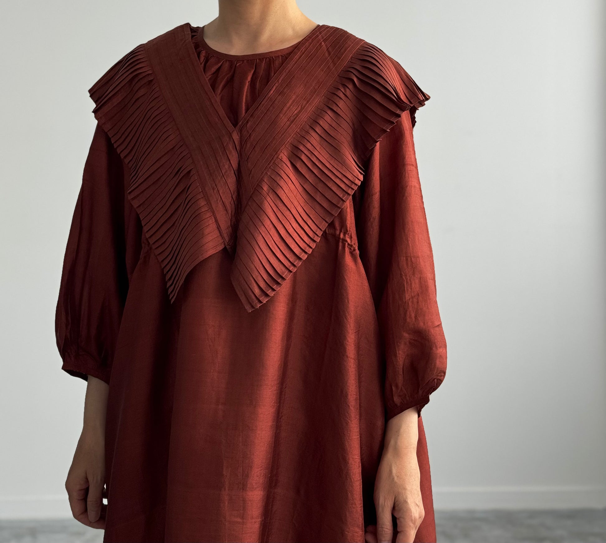 TUCK RUFFLE COLLAR (MADDER BROWN)　BUNON 　ブノン　つけ襟　広島　通販　着画